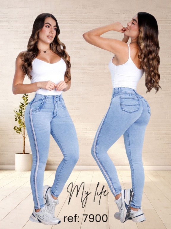 https://images.capellinijeans.info/1765948750.jpg